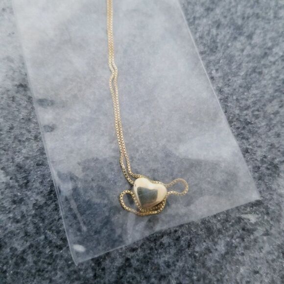 NWT Heart Pendant Necklace, Gold Tone, Thin Chain, Minimal, VS Brand - Picture 1 of 3